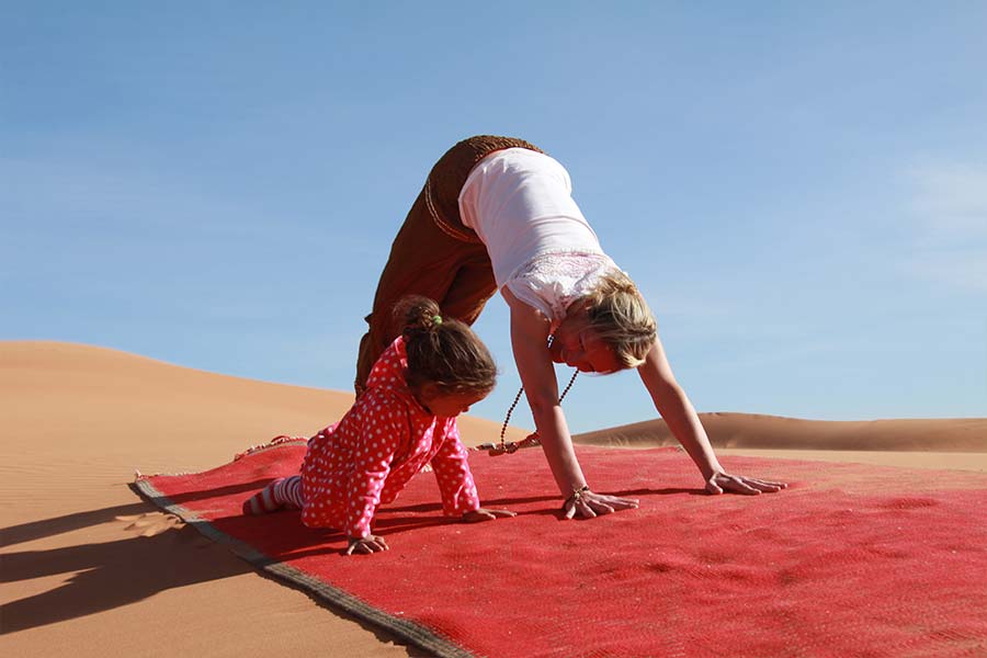 evelyn marras beim Yoga in der Wüste